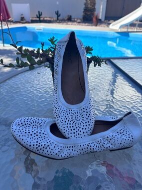 Vionic Robyn White Leather Laser-Cut Ballet women’s Flats 9.5